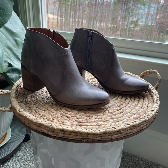 Frye Nora Bootie in like new condition SZ 8.5 leather 3’ heel grey - Picture 12 of 13
